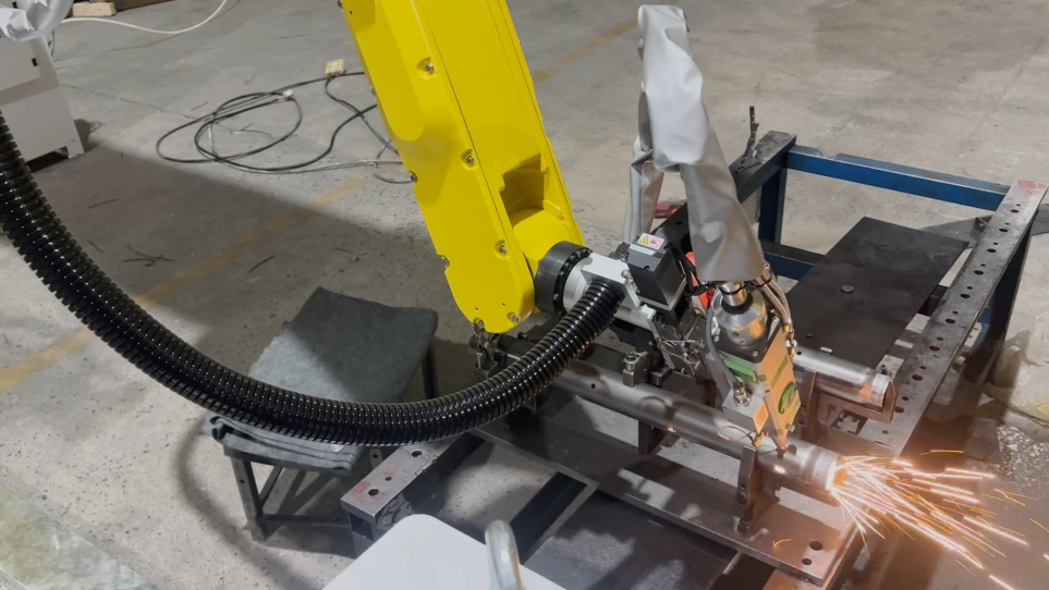 斯塔克机器人三维激光切割技术：赋能汽车仪表盘线束管精密切割加工