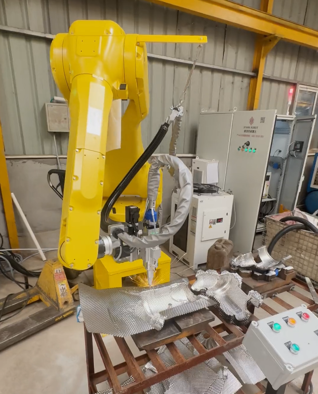 斯塔克机器人三维激光切割技术：赋能汽车发动机隔热罩精密智造