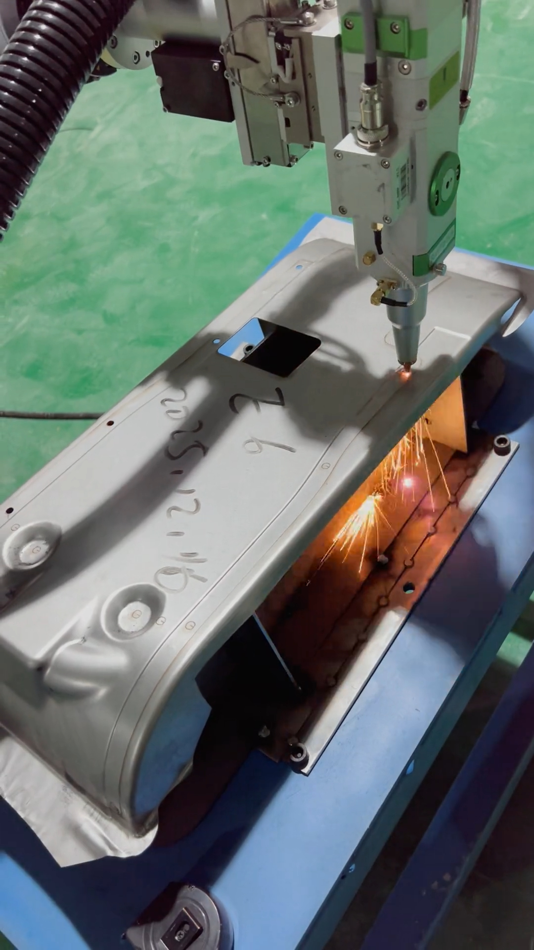 斯塔克机器人三维激光切割：赋能电动车钣金加工