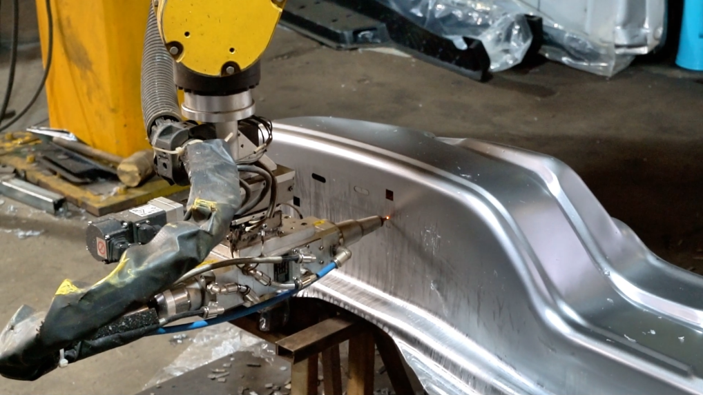 机器人三维激光切割机：高效生产的智能伙伴，让复杂切割变简单