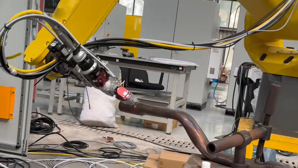 斯塔克机器人：三维激光切割机赋能内高压管件加工